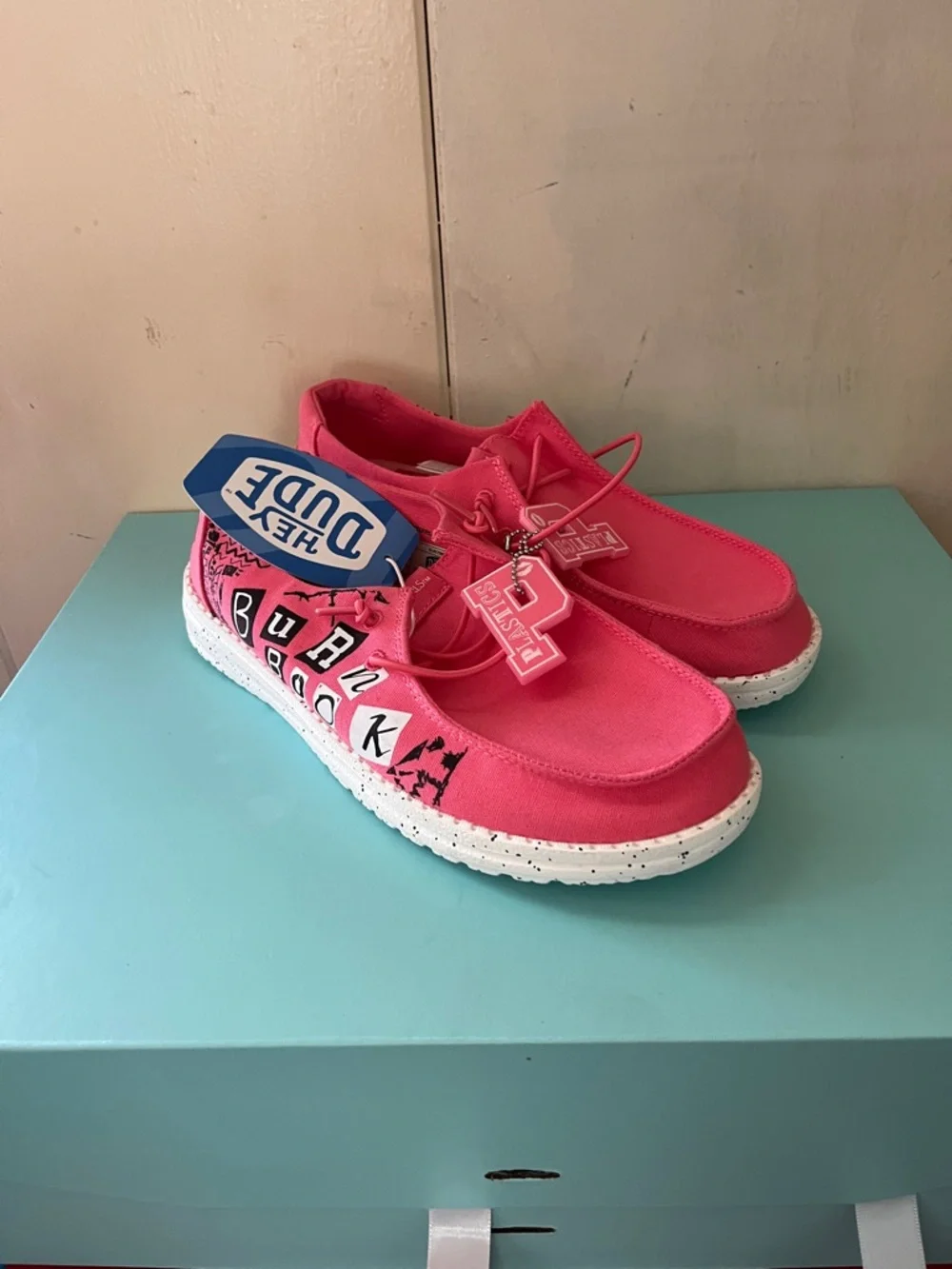 Hey Dude Wendy Mean Girls Burn Book Shoes Size 8 - Picture 1 of 3
